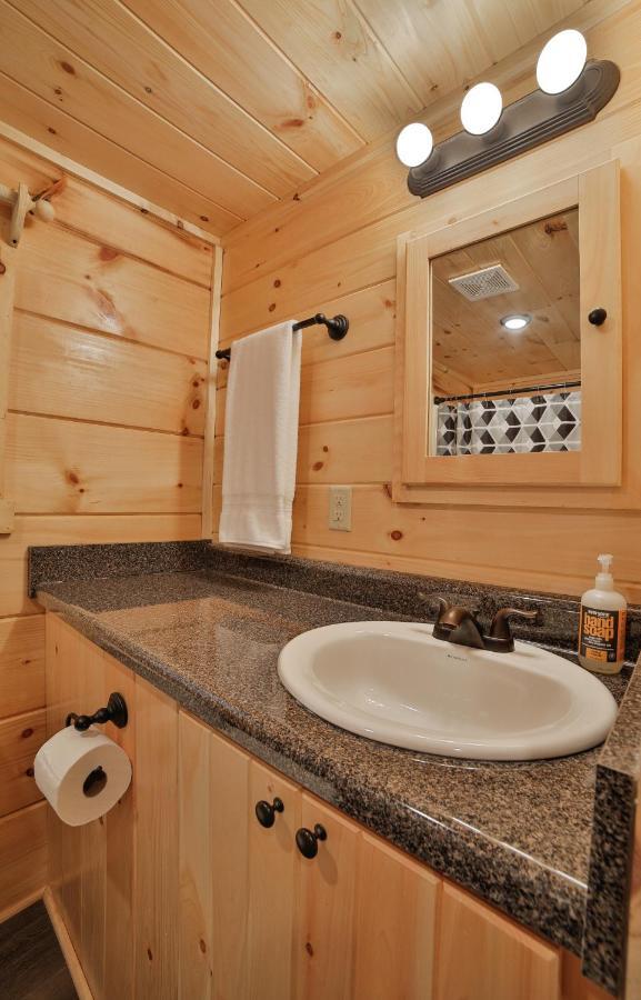 Thomas Cabin Forest Tiny Cabin With Hot Tub Chattanooga Exterior photo